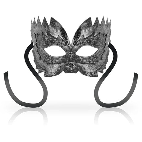 Silberne venezianisch inspirierte Maske als sinnliches Fashion-Accessoire