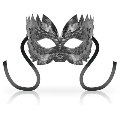 Silberne venezianische Maske als Dessous-Accessoire
