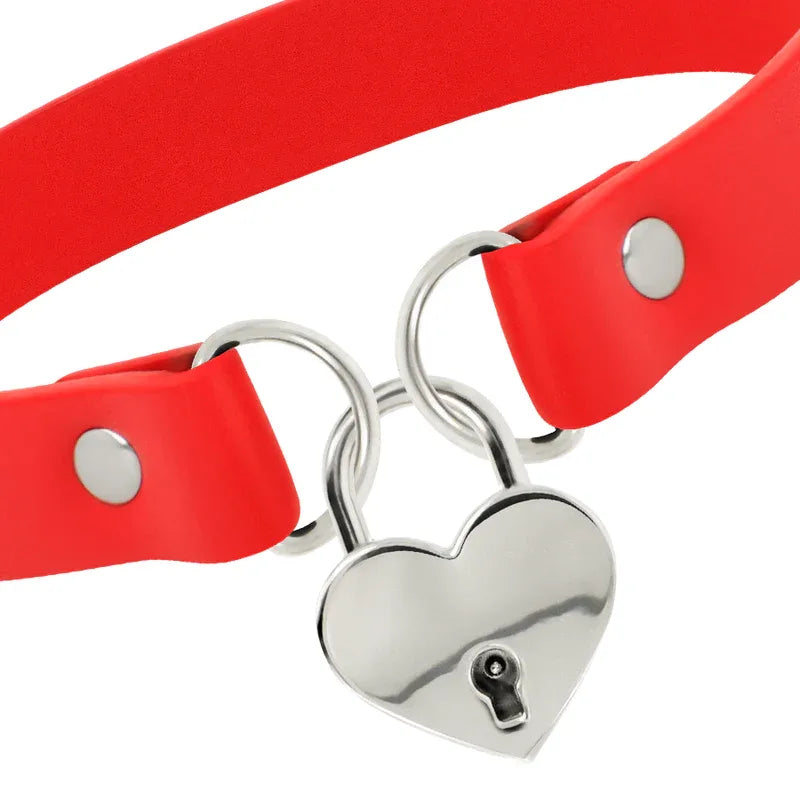 COQUETTE CHIC DESIRE - ROTE HALSKETTE AUS VEGANEM LEDER MIT HERZ-ACCESSOIRE MIT SCHLÜSSEL - Vanelion Paradise