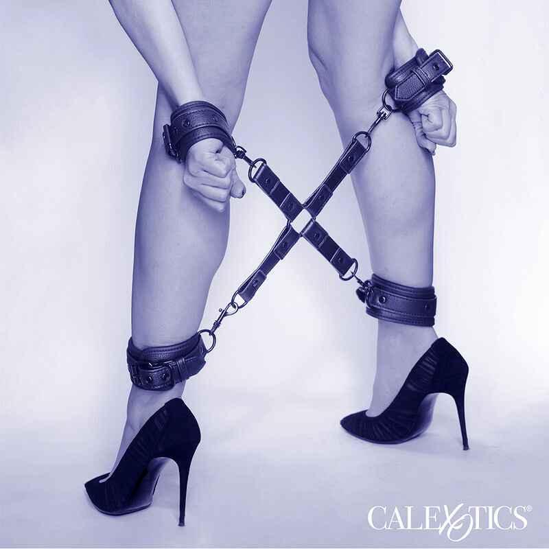 CALEXOTICS - NOCTURNAL HOG TIE CONNECTOR CUERO EINSTELLBAR SCHWARZ - Vanelion Paradise
