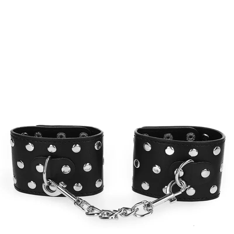 KINK - HANDGELENKFESSELN MIT DRUCKVERSCHLUSS VOLLER NIETEN SCHWARZ VERSTELLBAR 19-24 CM X 5,5 CM - Vanelion Paradise