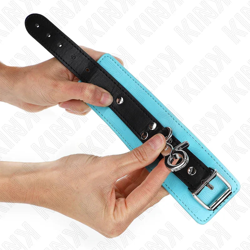 KINK - PREMIUM ABSCHLIEßBARE HANDGELENKFESSELN SCHWARZ/BLAU VERSTELLBAR 21-28 CM X 5,5 CM - Vanelion Paradise
