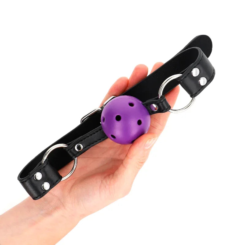 KINK - ATMUNGSAKTIVER BALL 4 CM KNEBEL MIT DOPPELNIET LILA 62,5 x 2,5 CM VERSTELLBAR 42-58 CM - Vanelion Paradise