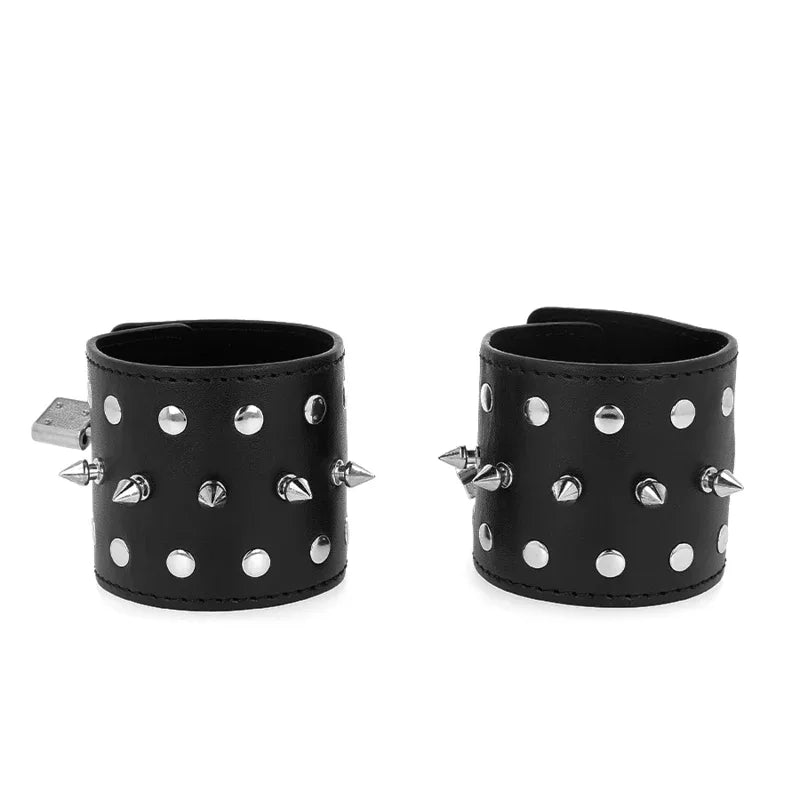 KINK – Punk Handgelenkfesseln mit Spikes 25x6 cm - Vanelion Paradise