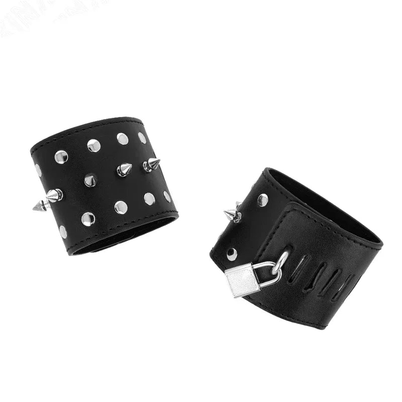 KINK – Punk Handgelenkfesseln mit Spikes 25x6 cm - Vanelion Paradise