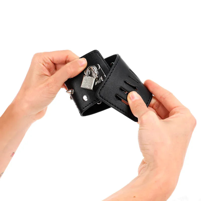 KINK – Punk Handgelenkfesseln mit Spikes 25x6 cm - Vanelion Paradise