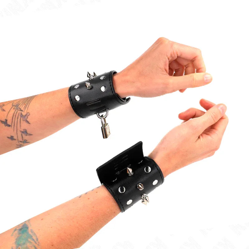 KINK – Punk Handgelenkfesseln mit Spikes 25x6 cm - Vanelion Paradise