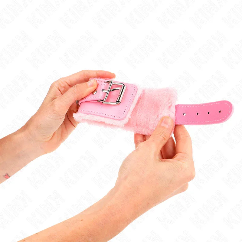 KINK - PELZGEFÜTTERTE HANDGELENKFESSELN ROSA MIT ROSA GÜRTEL VERSTELLBAR 17-29 CM X 6 CM - Vanelion Paradise