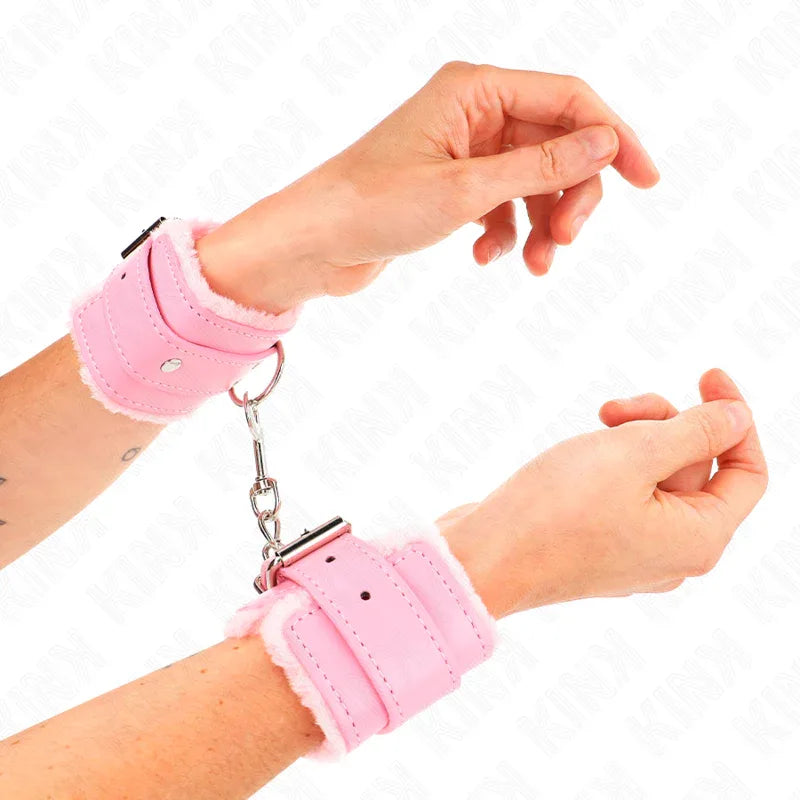 KINK - PELZGEFÜTTERTE HANDGELENKFESSELN ROSA MIT ROSA GÜRTEL VERSTELLBAR 17-29 CM X 6 CM - Vanelion Paradise