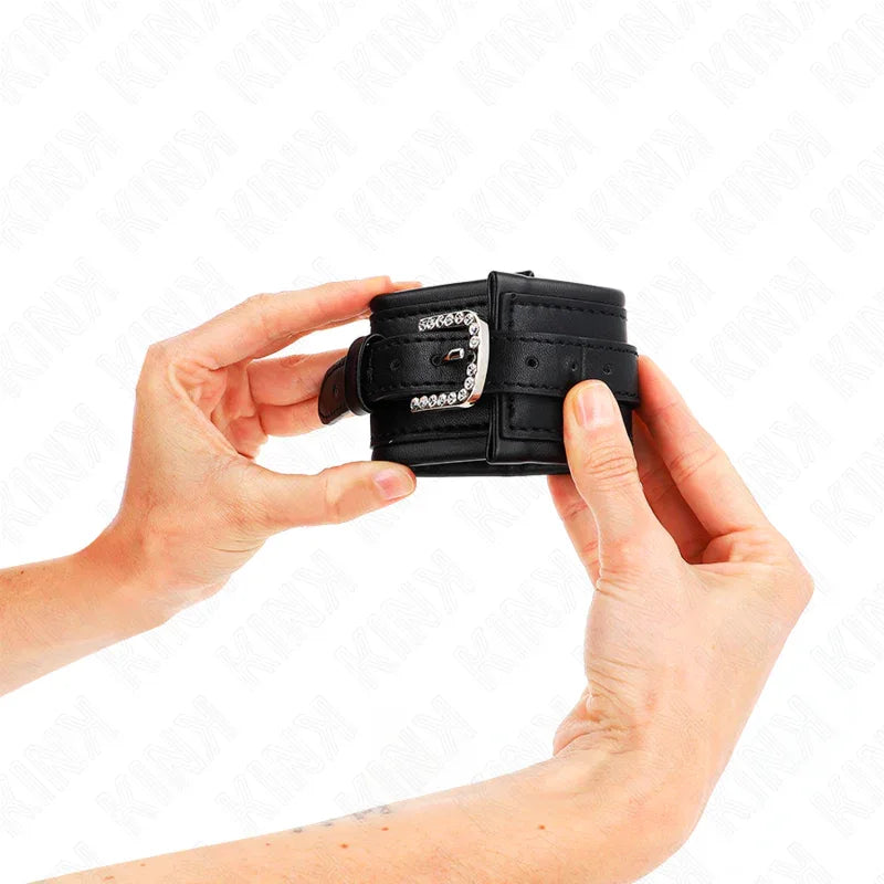 KINK - HANDGELENKFESSELN MIT STRASS-SCHNALLE, SCHWARZ, VERSTELLBAR 25-32 CM X 5,5 CM - Vanelion Paradise
