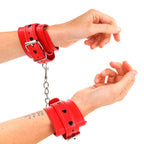 KINK - ROTE HANDGELENKSFESSELN MIT SCHWARZER HERZEINLAGE, VERSTELLBAR 21-28 CM X 5,5 CM - Vanelion Paradise