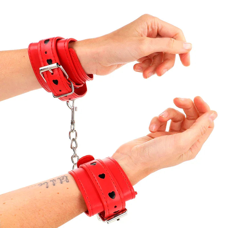 KINK - ROTE HANDGELENKSFESSELN MIT SCHWARZER HERZEINLAGE, VERSTELLBAR 21-28 CM X 5,5 CM - Vanelion Paradise