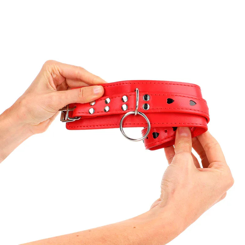 KINK - ROTE HANDGELENKSFESSELN MIT SCHWARZER HERZEINLAGE, VERSTELLBAR 21-28 CM X 5,5 CM - Vanelion Paradise