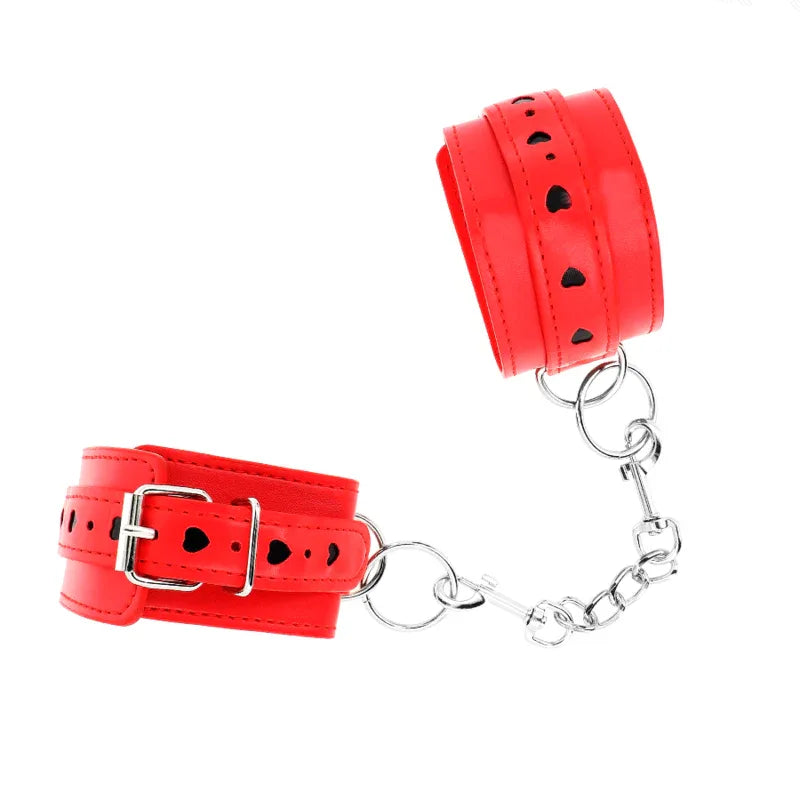 KINK - ROTE HANDGELENKSFESSELN MIT SCHWARZER HERZEINLAGE, VERSTELLBAR 21-28 CM X 5,5 CM - Vanelion Paradise