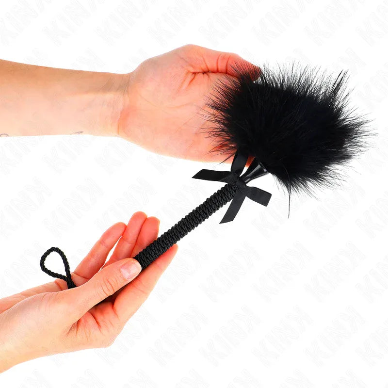 KINK - NYLONSEILSTAB MIT KITZELFEDERN UND SCHWARZER SCHLEIFE 25 CM - Vanelion Paradise