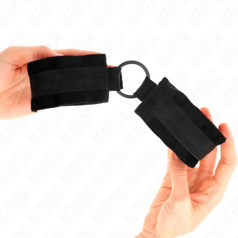 KINK - BEGINNER PELZ HANDMANSCHETTEN 25 CM MIT O-RING 4 CM SCHWARZ VERSTELLBAR 15-25 CM - Vanelion Paradise