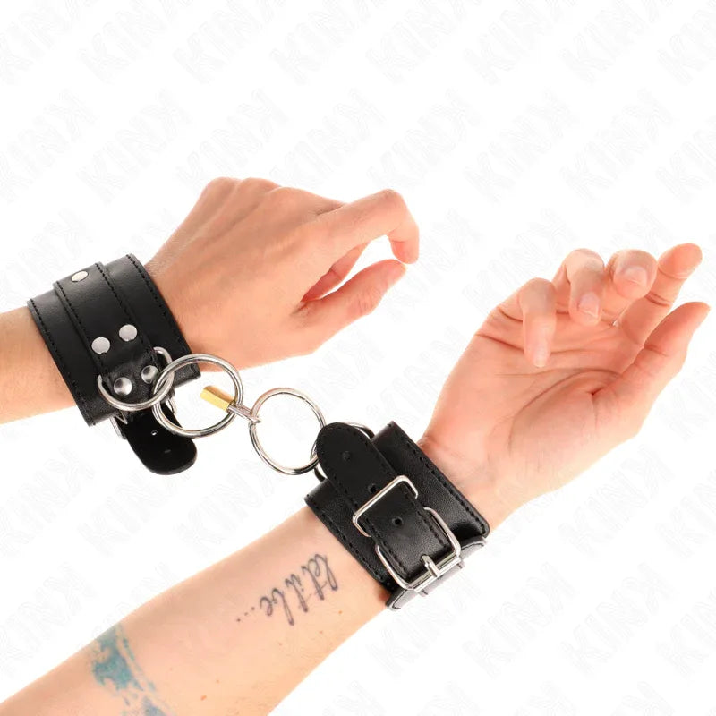 KINK - O-RING VERRIEGELTE HANDGELENKFESSELN SCHWARZ VERSTELLBAR 20-28 CM X 5,5 CM - Vanelion Paradise