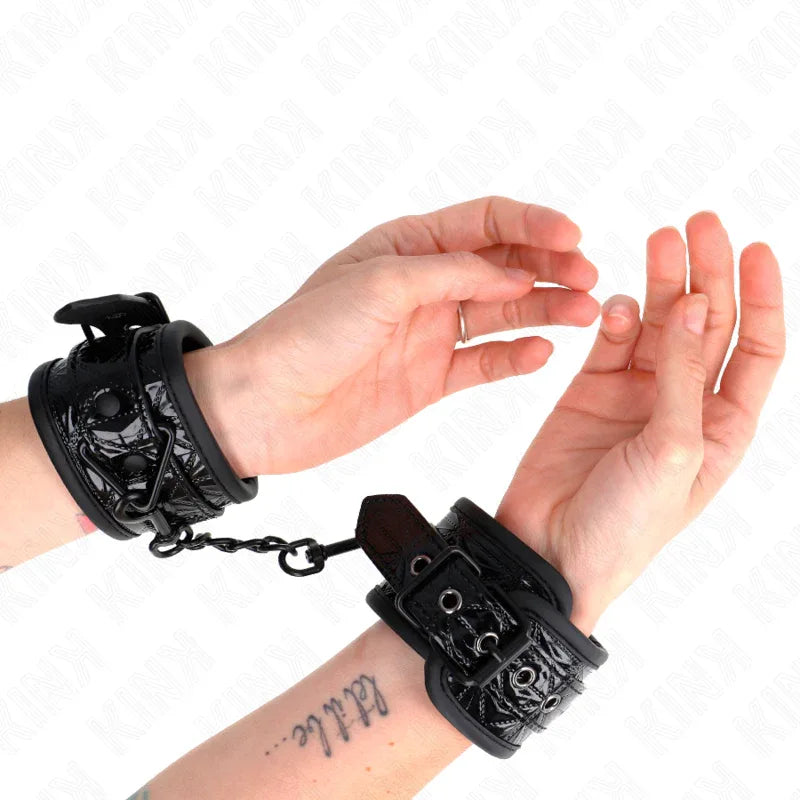 KINK - HANDGELENKFESSELN MIT RAUTENMUSTER, SCHWARZ, VERSTELLBAR, 17-26 CM X 5,5 CM - Vanelion Paradise