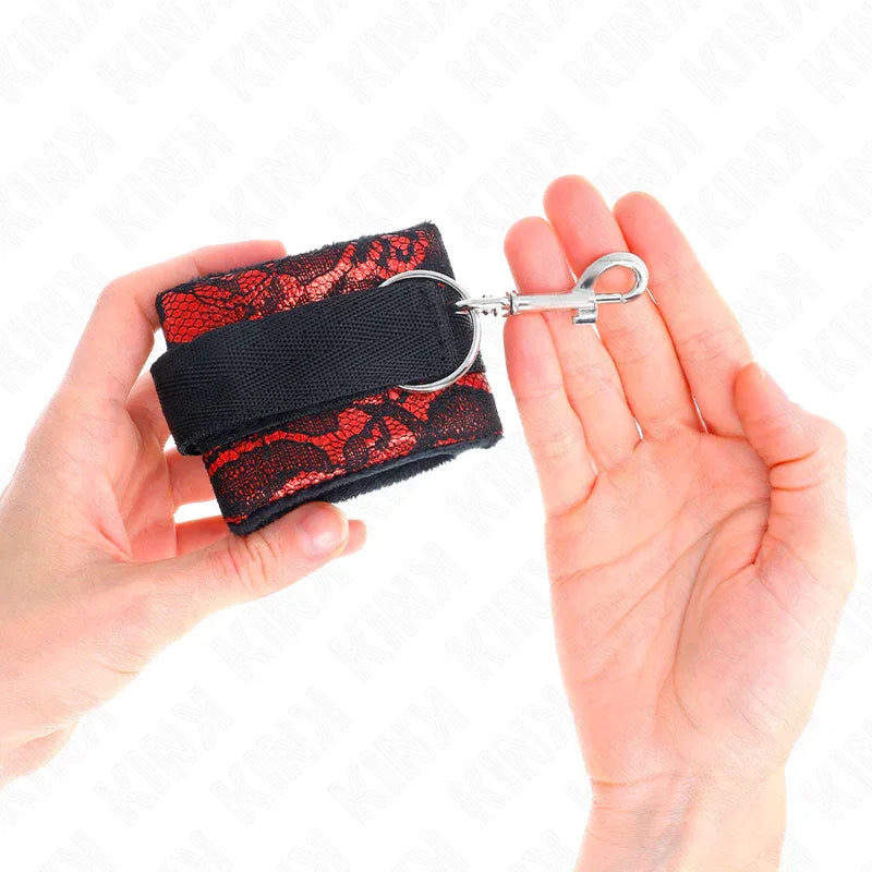 KINK - KURZE HANDGELENKSFESSELN AUS SAMTSPITZE UND NYLONFESSEL ROT/SCHWARZ 23 X 6,5 CM - Vanelion Paradise