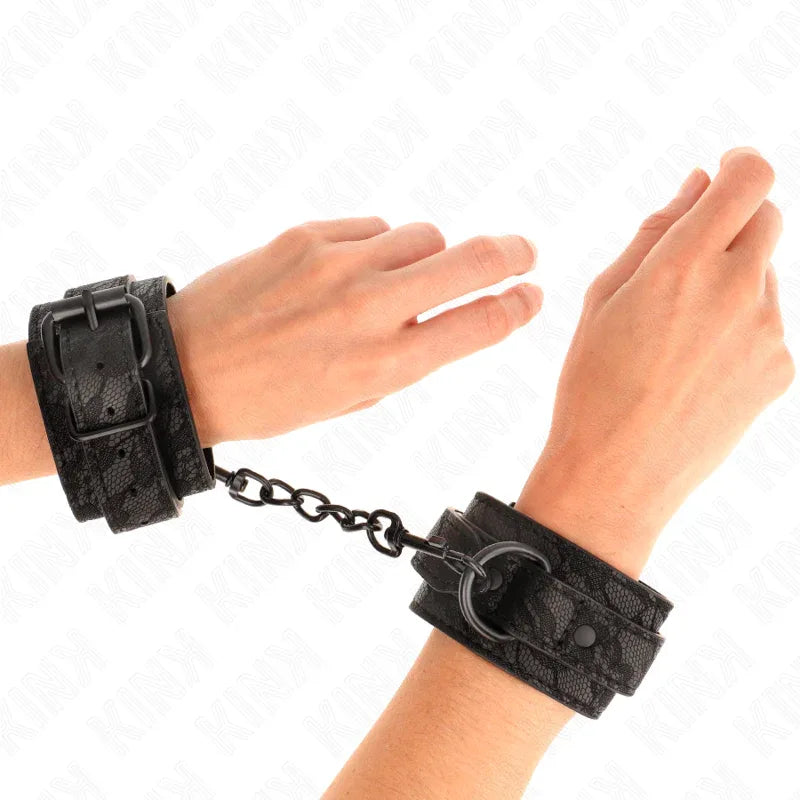 KINK - MIT DUNKLER SPITZE ÜBERZOGENE HANDGELENKMANSCHETTEN VERSTELLBAR SCHWARZ 19-26 CM - Vanelion Paradise