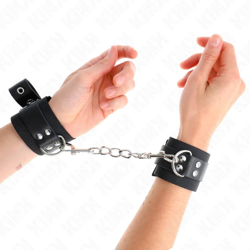 KINK - NYLON HANDGELENKFESSELN SCHWARZ MIT LEDERGURTE SCHWARZ VERSTELLBAR 19-29 CM X 5,1 CM - Vanelion Paradise