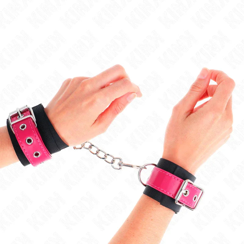 KINK - NYLON HANDGELENKFESSELN SCHWARZ MIT KUNSTLEDERGÜRTEL HIMBEERROSA VERSTELLBAR 19-29 CM X 5,1 CM - Vanelion Paradise