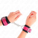 KINK - NYLON HANDGELENKFESSELN SCHWARZ MIT KUNSTLEDERGÜRTEL HIMBEERROSA VERSTELLBAR 19-29 CM X 5,1 CM - Vanelion Paradise