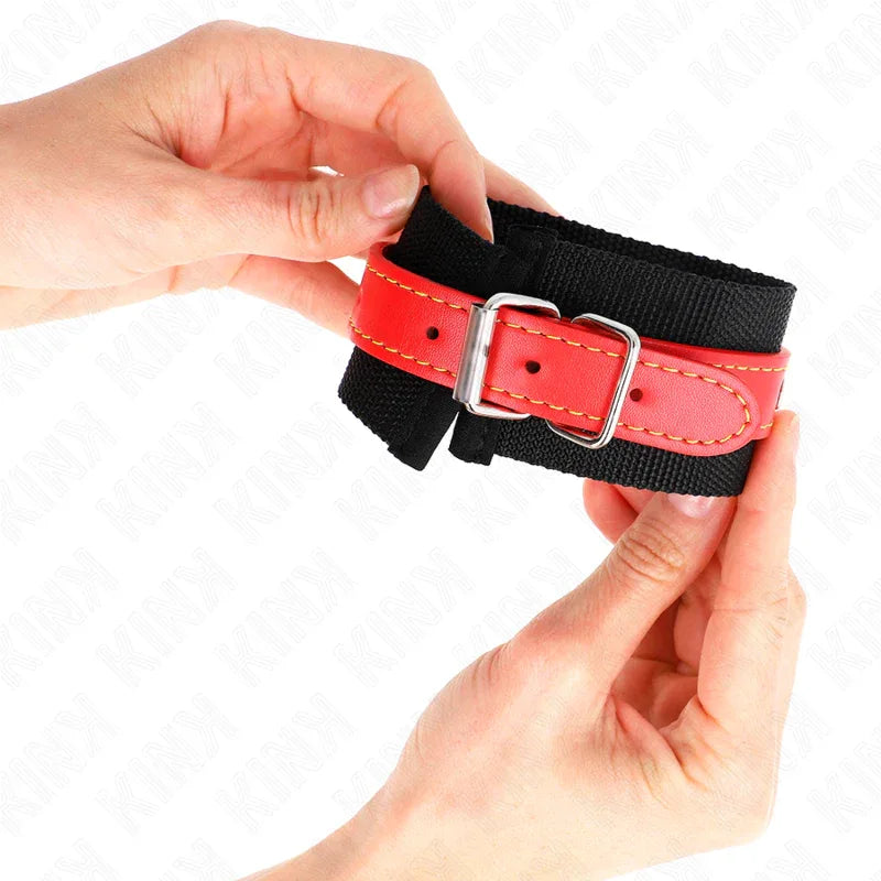 KINK - NYLON HANDGELENKFESSELN SCHWARZ MIT KUNSTLEDER ROT VERSTELLBAR 19-24 CM X 5,5 CM - Vanelion Paradise