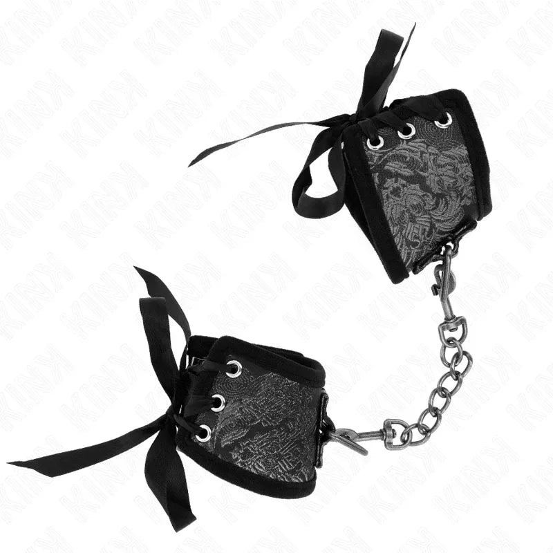 KINK - SCANDAL HANDGELENKSFESSELN SCHWARZE SPITZENDETAILS 24,5 CM X 6,5 CM - Vanelion Paradise