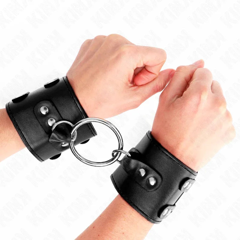 KINK - FESTE HANDGELENKFESSELN MIT RING UND NIETEN VERSTELLBAR SCHWARZ 17-22 CM X 6,5 CM - Vanelion Paradise