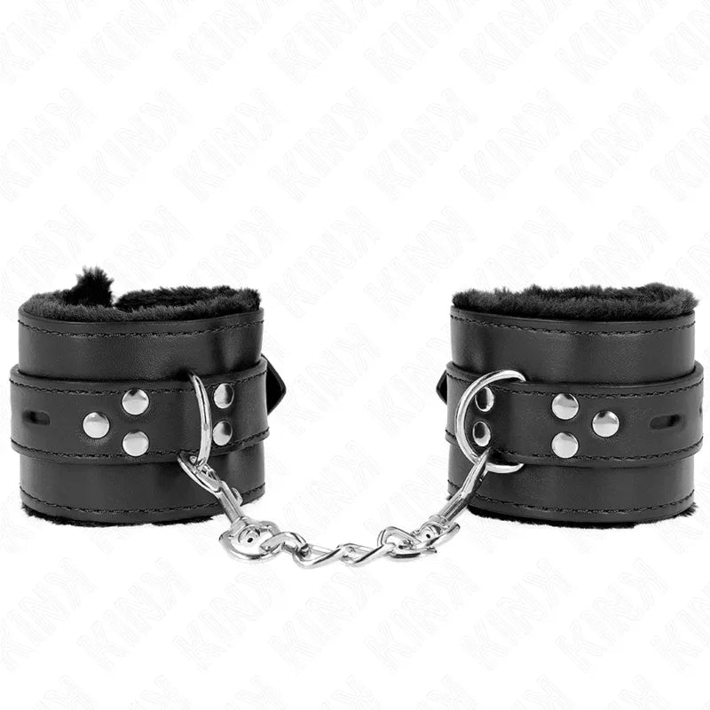 KINK - PELZGEFÜTTERTE HANDGELENKFESSELN MIT QUADRATISCHEN LÖCHERN, SCHWARZ UND SCHWARZ, VERSTELLBARER GÜRTEL 17-29 CM X 6 CM - Vanelion Paradise