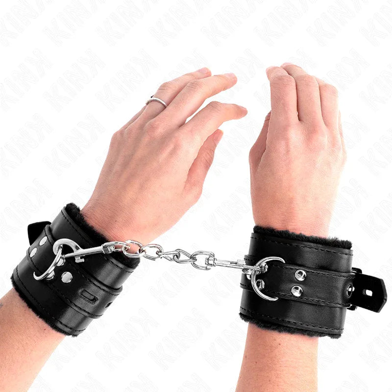 KINK - PELZGEFÜTTERTE HANDGELENKFESSELN MIT QUADRATISCHEN LÖCHERN, SCHWARZ UND SCHWARZ, VERSTELLBARER GÜRTEL 17-29 CM X 6 CM - Vanelion Paradise