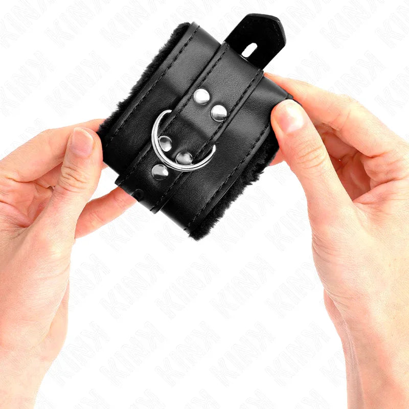 KINK - PELZGEFÜTTERTE HANDGELENKFESSELN MIT QUADRATISCHEN LÖCHERN, SCHWARZ UND SCHWARZ, VERSTELLBARER GÜRTEL 17-29 CM X 6 CM - Vanelion Paradise