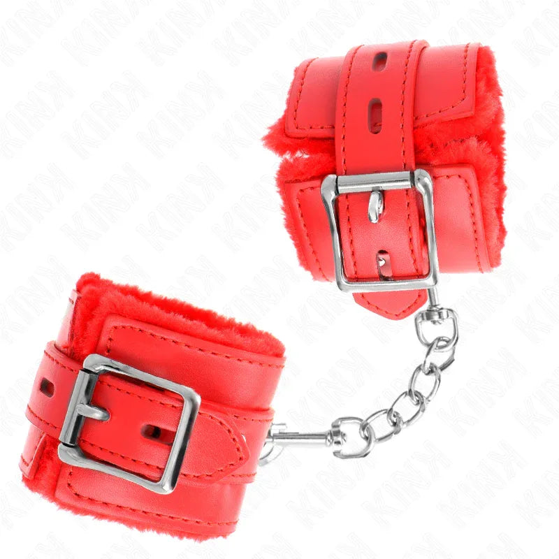 KINK - PELZGEFÜTTERTE HANDGELENKFESSELN MIT QUADRATISCHEN LÖCHERN, ROT UND ROTER GÜRTEL, VERSTELLBAR 17-29 CM X 6 CM - Vanelion Paradise