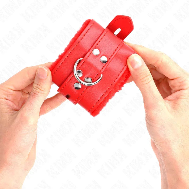 KINK - PELZGEFÜTTERTE HANDGELENKFESSELN MIT QUADRATISCHEN LÖCHERN, ROT UND ROTER GÜRTEL, VERSTELLBAR 17-29 CM X 6 CM - Vanelion Paradise