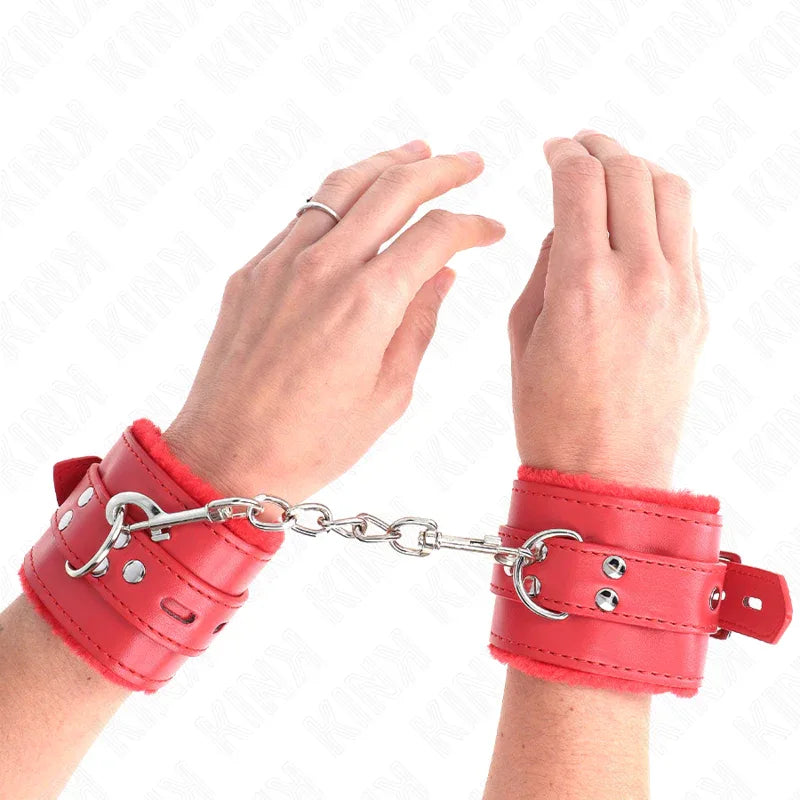 KINK - PELZGEFÜTTERTE HANDGELENKFESSELN MIT QUADRATISCHEN LÖCHERN, ROT UND ROTER GÜRTEL, VERSTELLBAR 17-29 CM X 6 CM - Vanelion Paradise