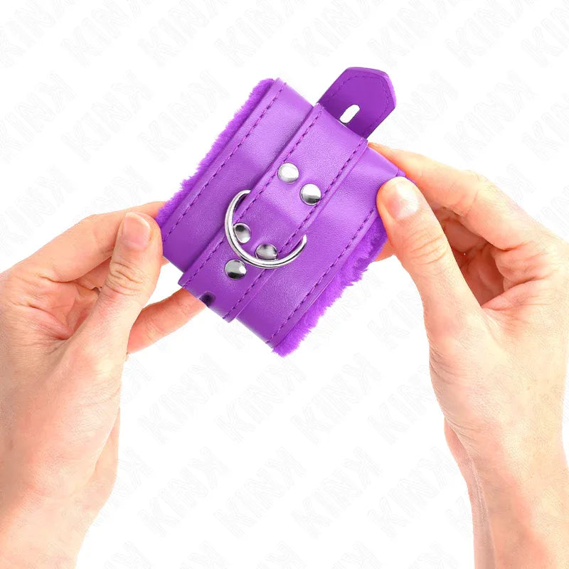 KINK - PELZGEFÜTTERTE HANDGELENKFESSELN MIT QUADRATISCHEN LÖCHERN, LILA UND LILA GÜRTEL, VERSTELLBAR 17-29 CM X 6 CM - Vanelion Paradise