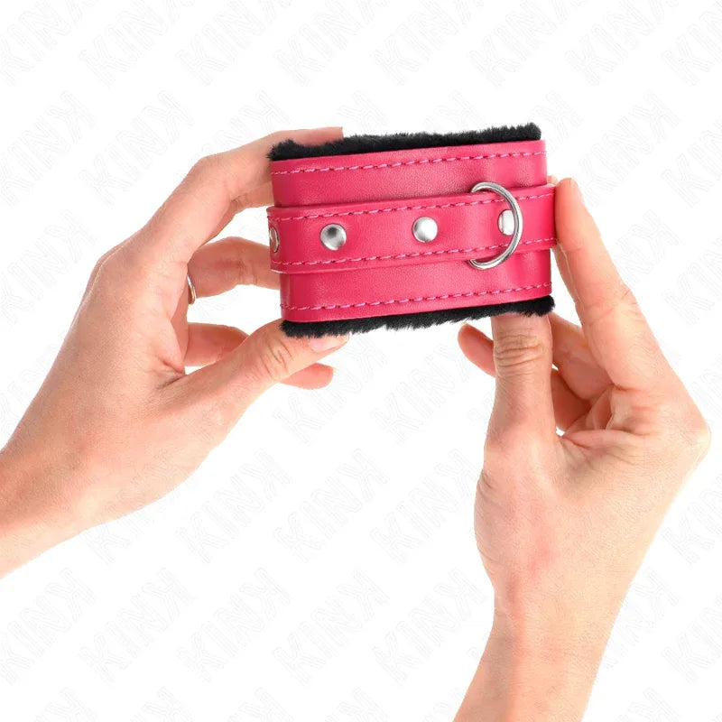 KINK - PREMIUM PELZGEFÜTTERTE HANDGELENKFESSELN SCHWARZ MIT HIMBEERROSEN-GÜRTEL VERSTELLBAR 17-29 CM X 6 CM - Vanelion Paradise