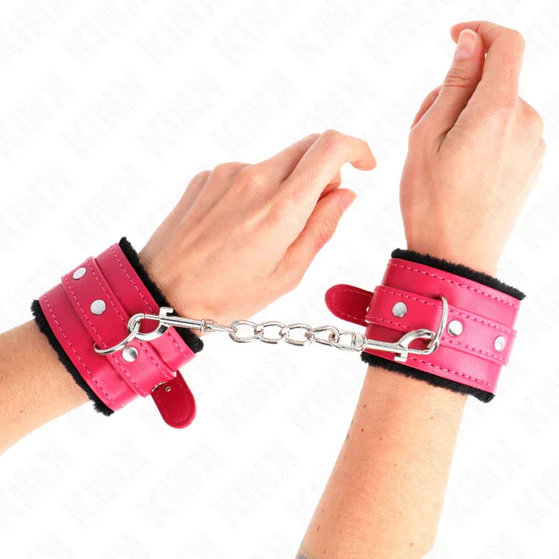 KINK - PREMIUM PELZGEFÜTTERTE HANDGELENKFESSELN SCHWARZ MIT HIMBEERROSEN-GÜRTEL VERSTELLBAR 17-29 CM X 6 CM - Vanelion Paradise