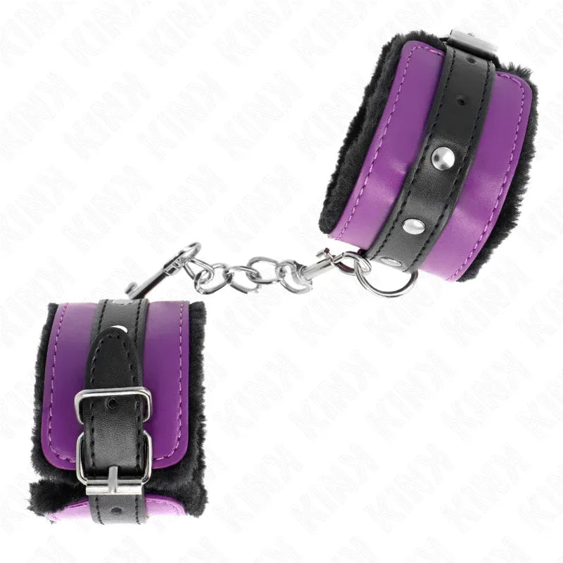 KINK - PREMIUM PELZGEFÜTTERTE HANDGELENKFESSELN SCHWARZ MIT LILA / SCHWARZER GÜRTEL VERSTELLBAR 17-29 CM X 6 CM - Vanelion Paradise