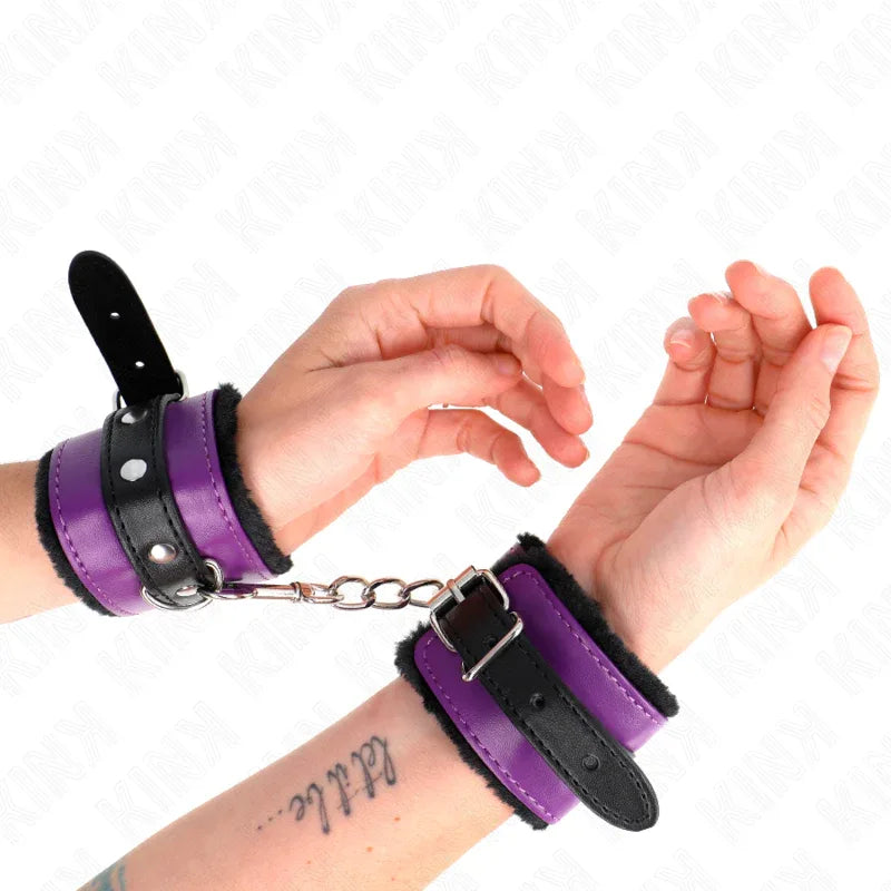 KINK - PREMIUM PELZGEFÜTTERTE HANDGELENKFESSELN SCHWARZ MIT LILA / SCHWARZER GÜRTEL VERSTELLBAR 17-29 CM X 6 CM - Vanelion Paradise