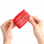 KINK - PREMIUM PELZGEFÜTTERTE HANDGELENKFESSELN ROT MIT ROTEM GÜRTEL VERSTELLBAR 17-29 CM X 6 CM - Vanelion Paradise