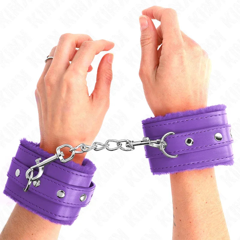 KINK - PREMIUM PELZGEFÜTTERTE HANDGELENKFESSELN LILA MIT LILA GÜRTEL VERSTELLBAR 17-29 CM X 6 CM - Vanelion Paradise