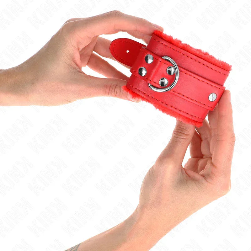 KINK - PELZGEFÜTTERTE HANDGELENKFESSELN ROT MIT ROTEM GÜRTEL VERSTELLBAR 17-29 CM X 6 CM - Vanelion Paradise