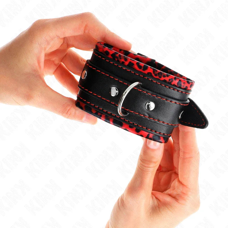 KINK - PELZGEFÜTTERTE HANDGELENKFESSELN ROT/SCHWARZ VERSTELLBAR 17-29 CM X 6 CM - Vanelion Paradise