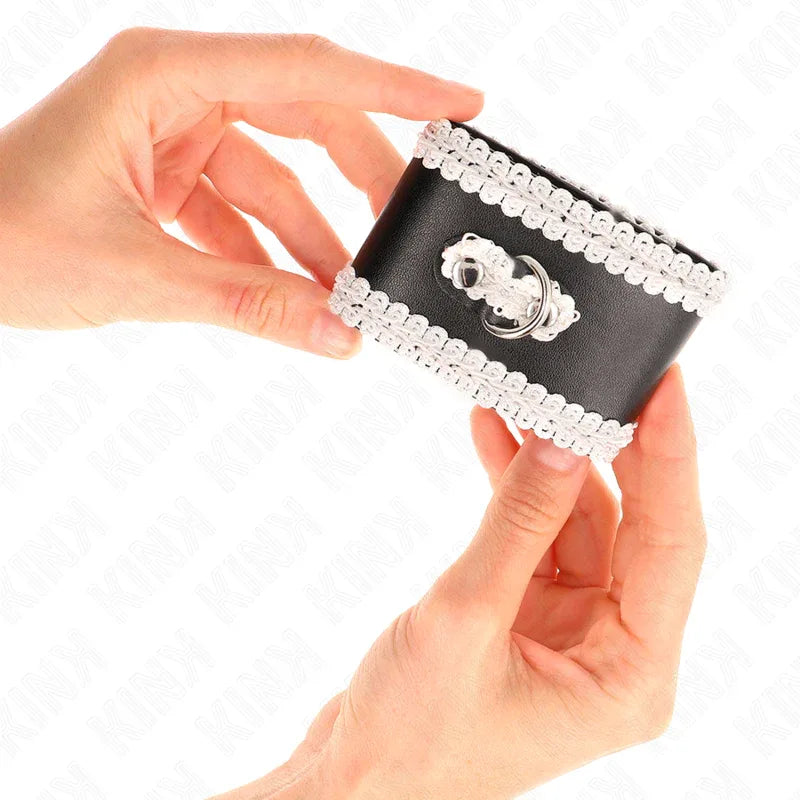 KINK - SCHWARZE HANDGELENKFESSELN MIT WEISSER DEKORIERTER SPITZE, VERSTELLBAR 20-23 CM X 5,5 CM - Vanelion Paradise