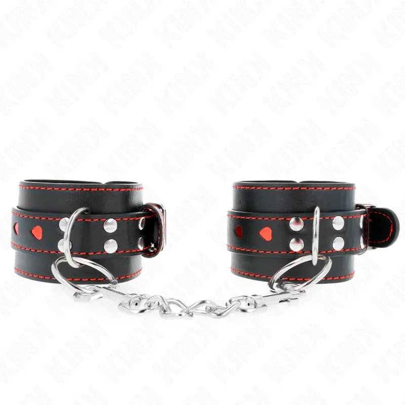 KINK - SCHWARZE HANDGELENKFESSELN MIT ROTER HERZEINLAGE, VERSTELLBAR 21-28 CM X 5,5 CM - Vanelion Paradise