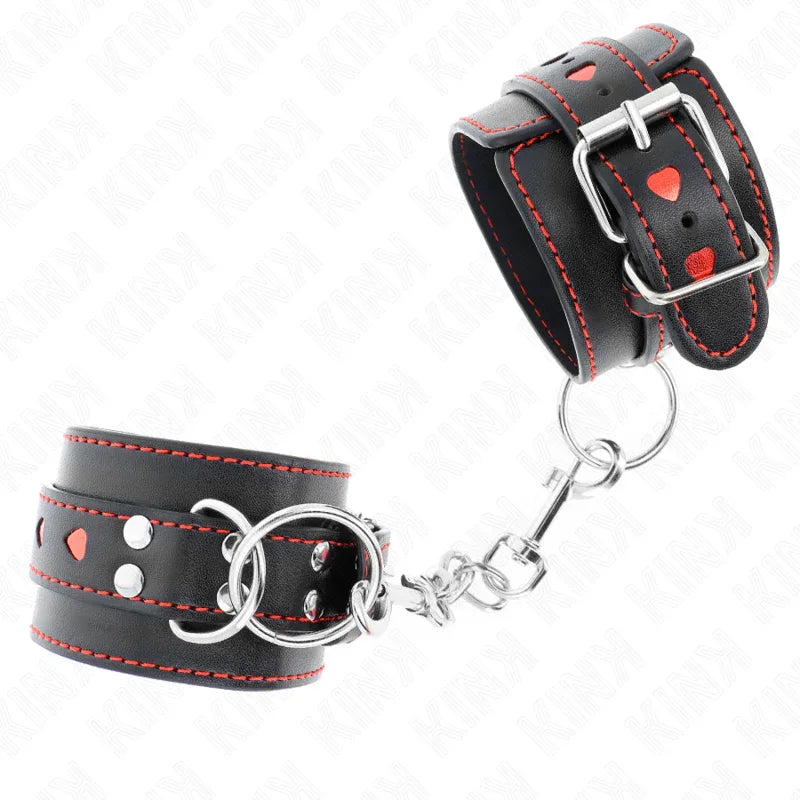 KINK - SCHWARZE HANDGELENKFESSELN MIT ROTER HERZEINLAGE, VERSTELLBAR 21-28 CM X 5,5 CM - Vanelion Paradise