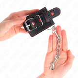 KINK - SCHWARZE HANDGELENKFESSELN MIT ROTER HERZEINLAGE, VERSTELLBAR 21-28 CM X 5,5 CM - Vanelion Paradise