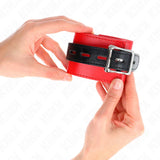 KINK - HANDGELENKFESSELN ROT MIT SCHWARZEM GÜRTEL VERSTELLBAR 17-28 CM X 6 CM - Vanelion Paradise